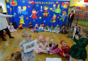 Na środku sali część dzieci bierze udział w konkursie "Jaka to postać?"